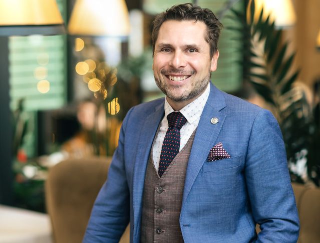 Egy cégvezető különös dilemmái Semsei Rudolf, a VakVarjú Étteremcsalád és a Budapest Party Service tulajdonos-ügyvezetője