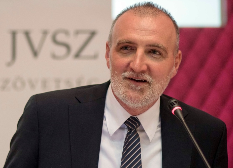 Legfeljebb bolondnak néznek… Tálos Péter, a Foxconn-csoport alelnöke, a Joint Venture Szövetség elnöke