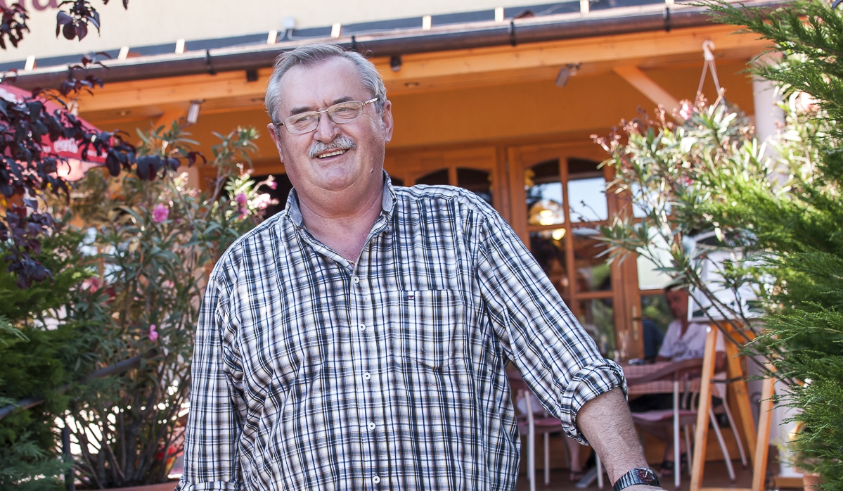 Tóth Béla: A forgalom egyre erősödött, a gyalogosok akrobatikus mutatványokkal próbáltak átkelni az egyre gyorsabban száguldó autók között 365 üzleti történet, Tóth Béla, Fék,